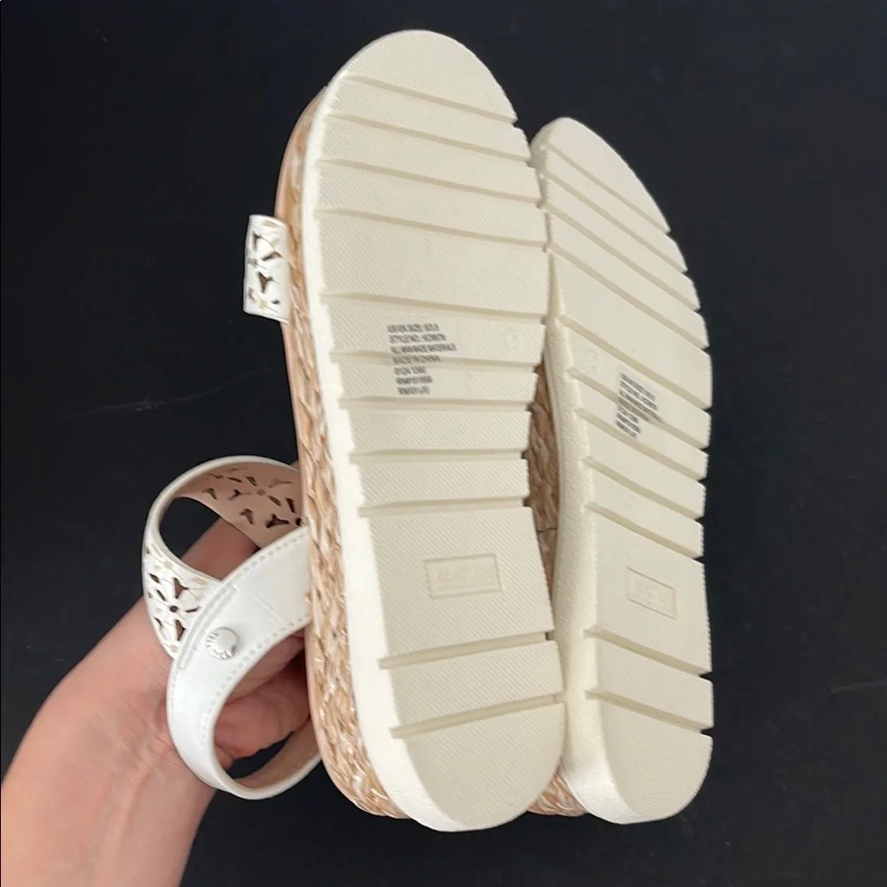 NWT Reaction Kenneth Cole Big Kids White Laser-Cut Slingback Platform Sandals 5